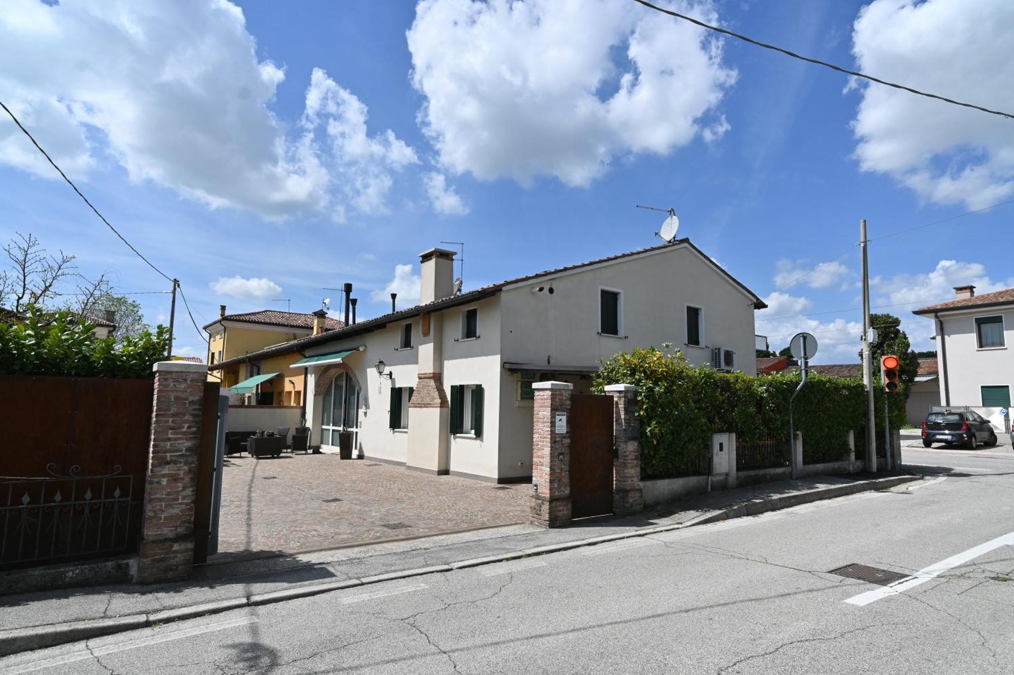 Ca Centosa Artistic House Villa Storica Ristrutturata Con Patio E Giardino Cittadella Luaran gambar
