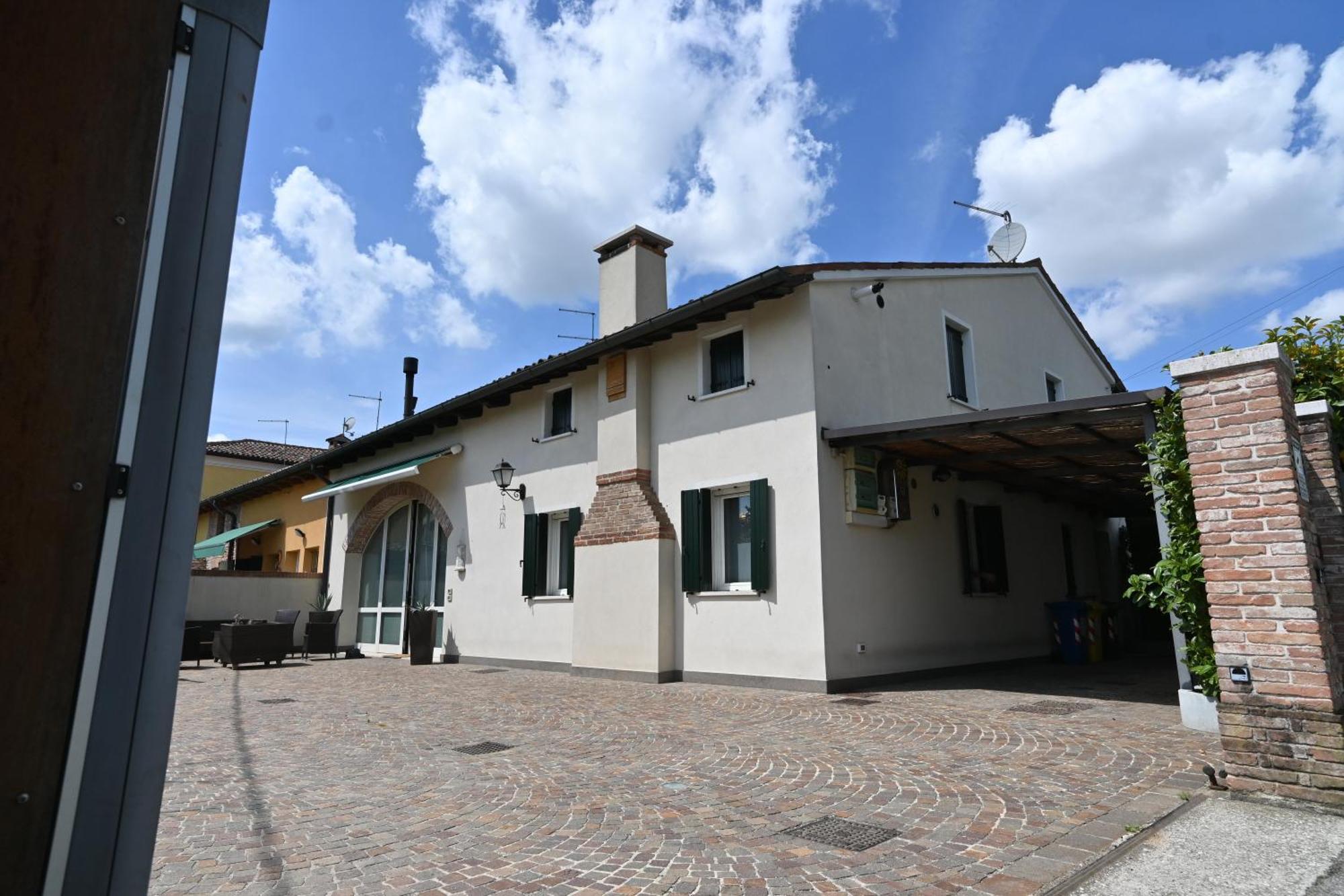 Ca Centosa Artistic House Villa Storica Ristrutturata Con Patio E Giardino Cittadella Luaran gambar